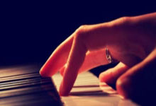 但愿无碍，泰山后卫王彤因胳膊受伤被换下，随后上了救护车.